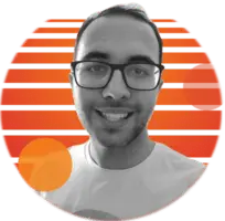 Minha foto de perfil em preto e branco com um fundo gradiente vermelho e laranja.